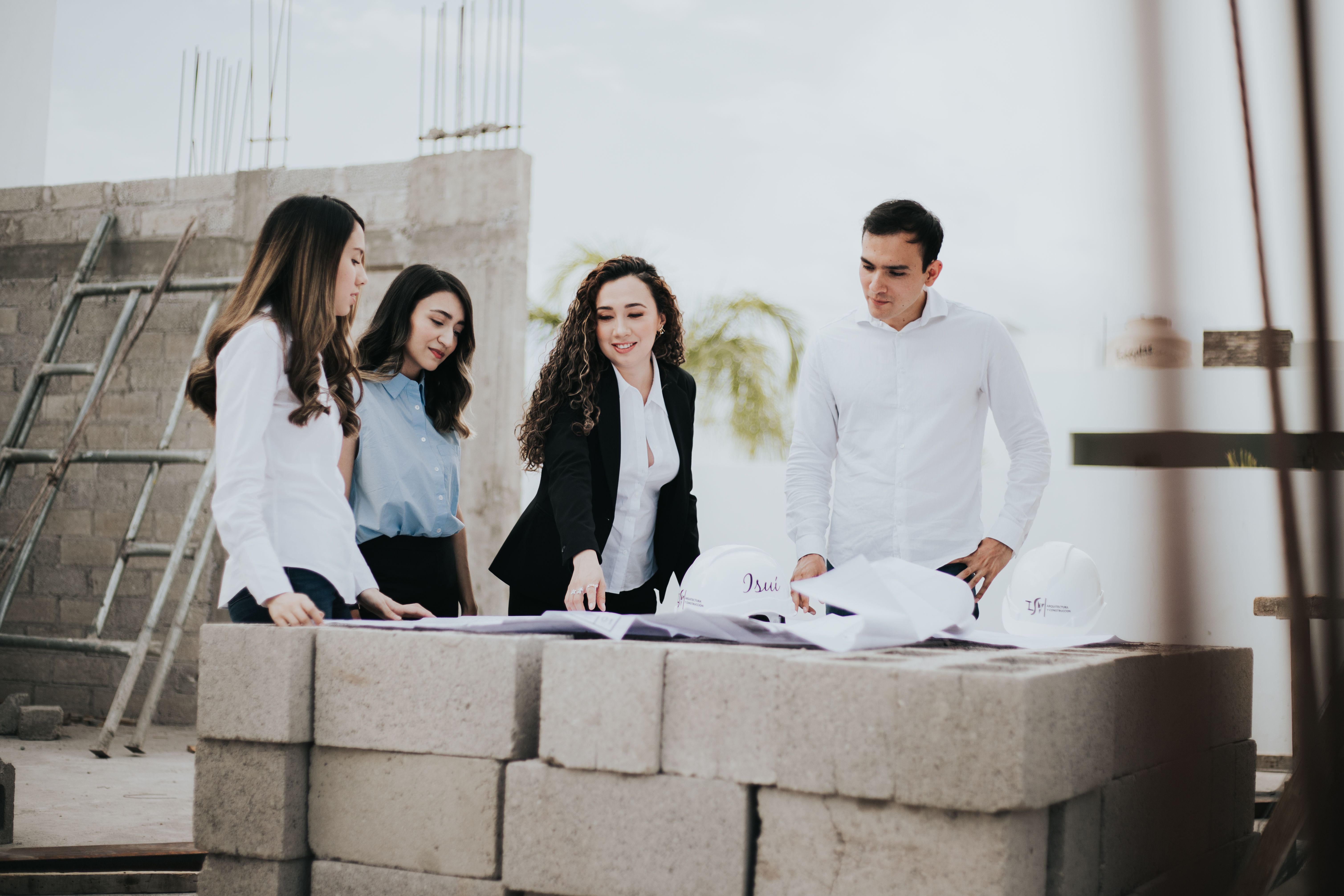 Equipo profesional revisando planos en una obra en construcción